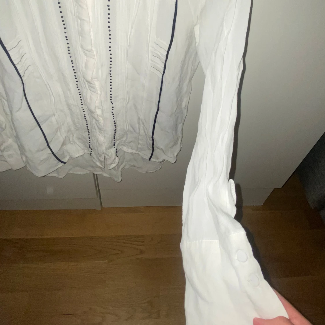 Vit skjorta med svarta detaljer H&M - 4