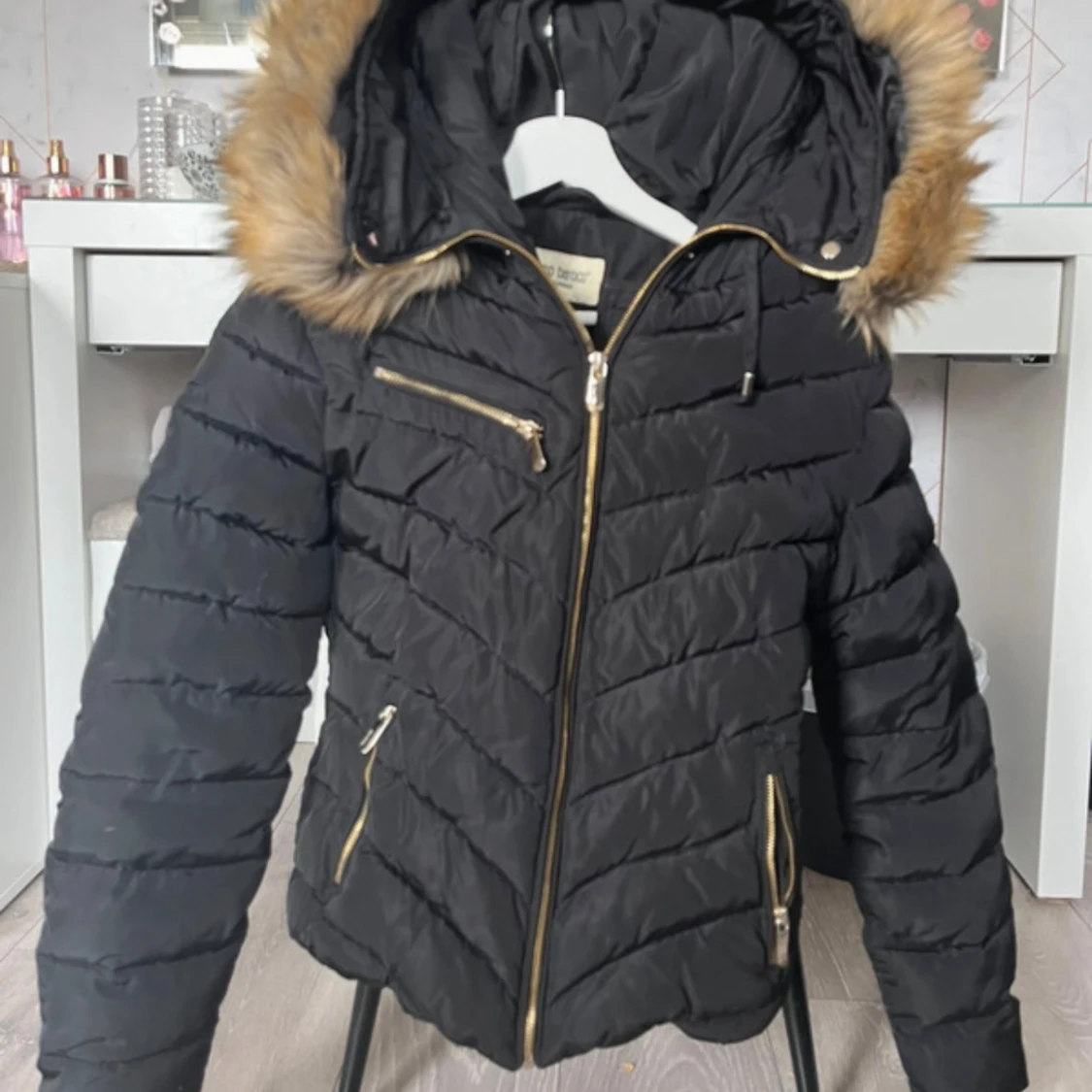 Svart pufferjacka med fuskpäls från Rocco Barocco - 1