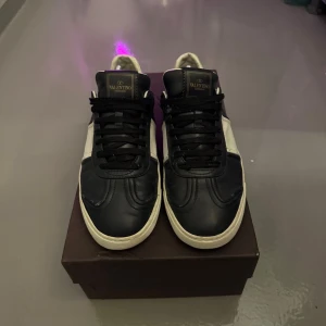 Valentino flycrews - St.40 men sitter som 41 | allt og följer med | fåtal nitar saknad | ny pris ca 7000kr mitt pris 2999kr | pris går självklart att diskutera | kvitto finns |