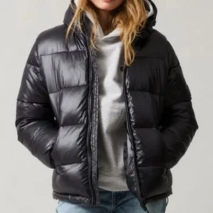 Lexington jacka - Säljer min lexington jacka som jag köpte förra vintern, jättefint skick inga defekter alls! köpte för 2500 kr säljer för 1500 kr❤️kan fixa bättre bilder snart!