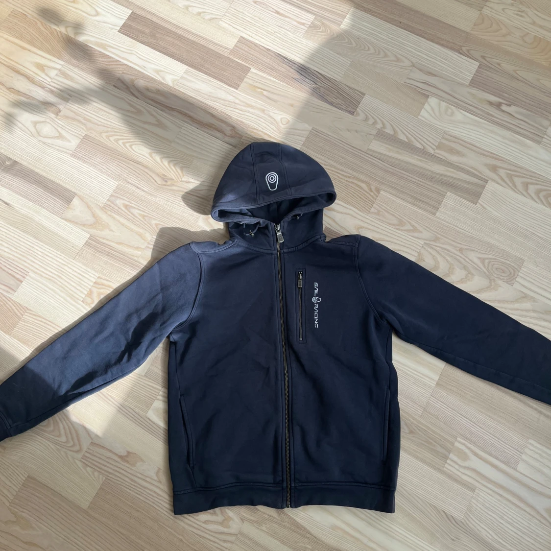 Mörkblå hoodie från Sail Racing