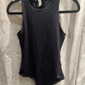 Basic svart body - Snygg svart body. Använd en gång. Från H&M
