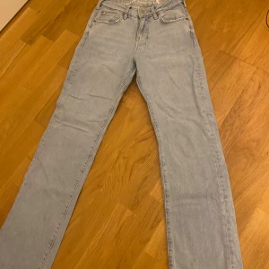Jeans - Säljer ett par ljusblå low straight jeans från BikBok. Som inte passar längre