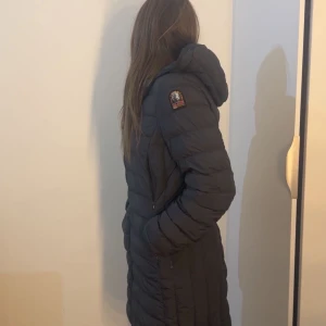 Parajumpers vinterjacka - Säljer en snygg och varm Parajumpers vinterjacka. Storlek M Lång modell med huva, dragkedja och fickor på sidorna.  Köpt för 5 900kr , säljer för 2 500kr