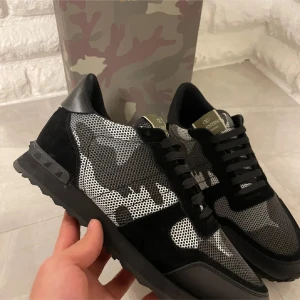 Valentino Rockrunner sneakers svart/grå - Tjena säljer ett par helt nya rockrunners denna färg dem är för små för mig därför säljer jag dem kom dm för mer bilder kan också skicka tungkoden