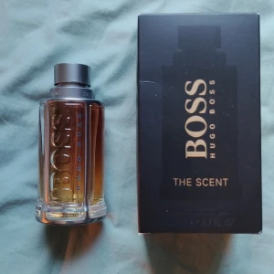 Boss The Scent 100ml EdT - Stilren och populär parfym från Hugo Boss. The Scent i 100 ml storlek, tillverkad i Frankrike. Perfekt för dig som vill sticka ut med en modern och självsäker vibe. Ca 90ml kvar