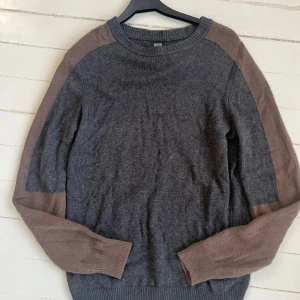 Boggi Milano Kasmir Tröja - Boggi Milano Kasmir tröja i Färgen Grå och brun⭐️Storleken är M. Bra skick👍 Nypris 3000kr💸 skriv för mer info✅