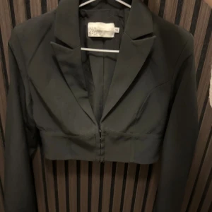 Croppad kavaj - Croppad kavaj från Nelly. Superfint skick då den endast är använd 1 gång. 