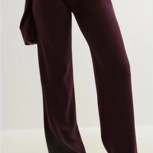 Nelly low waist mjukisbyxor  - Vinröda/mörklila vida lågmidjads mysbyxor från Nelly. Använt 2 gånger och är i jättebra skick, storlek xxs passar även xs/s