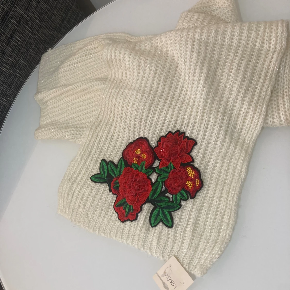 Vit stickad halsduk med ros - FRI FRAKT - 1