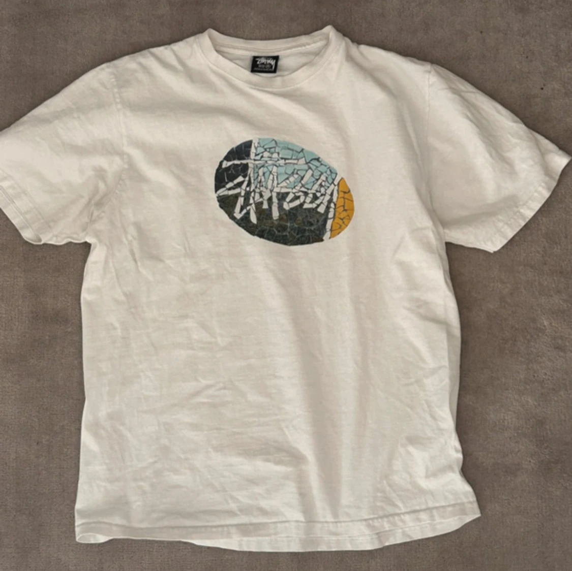 Vit Stüssy t-shirt med grafiskt tryck