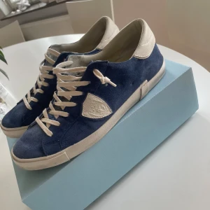 Philippe Model blue suede - Säljer ett par tvär feta Phillipe Models blue suede storlek 43. Skorna är endast använda ett fåtal gånger och är i väldigt bra skicka. Nypris 3800 mitt pris 2500. Vid fler frågor och funderingar är det bara att höra av sig
