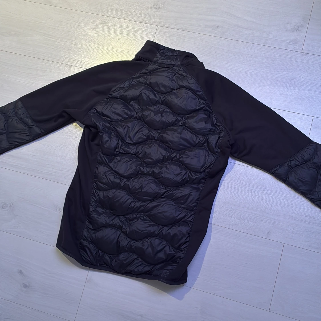 Svart hybridjacka Peak Performance - 1