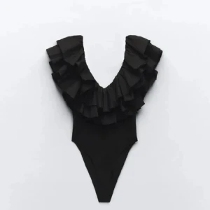 Svart Zara body med volanger   - Jättepopulär och helt slutsåld body från Zara med volanger, i storlek S men passar även M !! Bara använd två ggr 😙💗💗