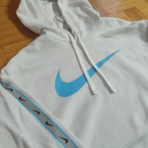 Nike Hoodie - Vit Nike hoodie till salu, Väldigt bra skicka utan några skador, Storlek M, Skönt material. PRIS KAN DISKUTERAS!