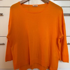 Orange bomullströja från Acne Studios - Tröja från Acne Studio i härlig orange färg. 100% bomull. Modellen har rund halsringning, trekvartsärm och en loose fit. Storlek S, passar även XS. Fint skick!