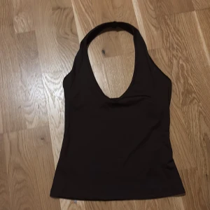 Brun halterneck - En supersöt brun halternecktopp! Bild 3 visar den faktiska färgen bäst