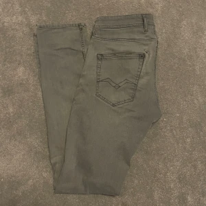 Grå skinny jeans i storlek 32 - Snygga grå jeans med slim fit och klassisk femficksdesign. Byxorna har raka ben och är lite lätt ripped vid fickorna. Pris kan diskuteras vid snabb affär!