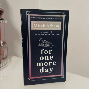 For One More Day - En internationell bestseller av Mitch Albom, författaren till 'Tuesdays with Morrie'. Perfekt för dig som gillar gripande berättelser om livet och relationer. Stilren design och lättläst format gör den till ett måste för unga vuxna som vill ha en tankeväckande roman.