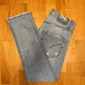 Ljusblå Dondup jeans - Säljer ett par ljusblåa Dondup jeans i storlek W29. Jeansen har inga defekter men de är lite förkortade vid hälen. Modellen är lucky. Var inte rädd för frågor. 