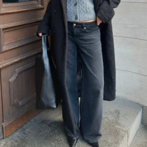 Lågmidjade NA-KD jenas - Supersnygga mörkgråa lågmidjade jeans från NA-KD i strl 34. Lite lätt slitna nedtill (se sista bild)