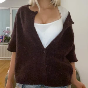 Vinröd kofta - Så söt jättebra skick. Ser brun ut på bilderna men är vinröd❣️