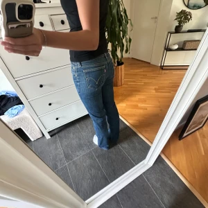 Low waist jeans  - Säljer ett par lågmidjade Levis jeans, mer av en vintage look! Säljer pga att de är lite för små på mig, pris kan diskuteras! 💞Benlängd: 80cm och Midjemått rakt över: 38cm 