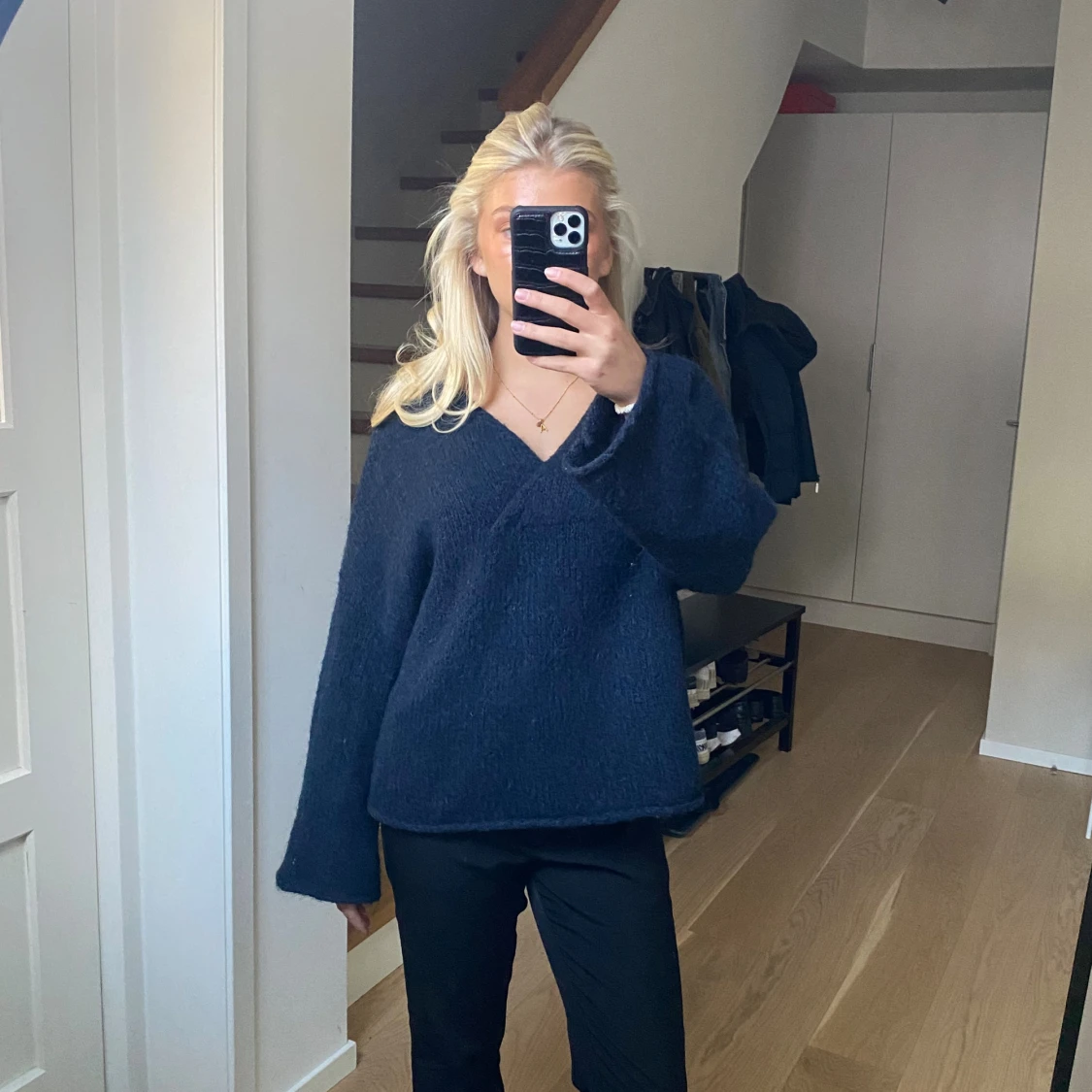 Mörkblå stickad tröja - 3