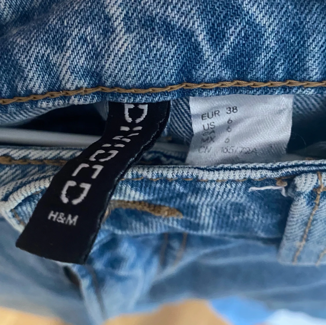 Blå cargojeans från H&M divided  - 1