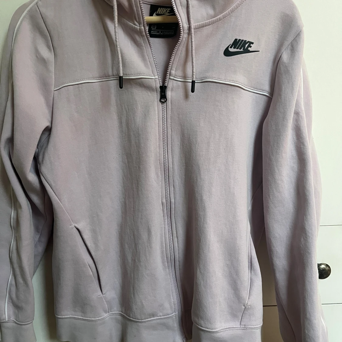Ljusrosa Nike hoodie med dragkedja
