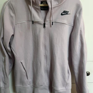 Ljusrosa Nike hoodie med dragkedja - Jättesnygg rosa nike hoodie i strl S. Knappt använd. Jätteskön till både tränning eller till vardags för den är i ett perfekt tjockt material❣️❣️❣️