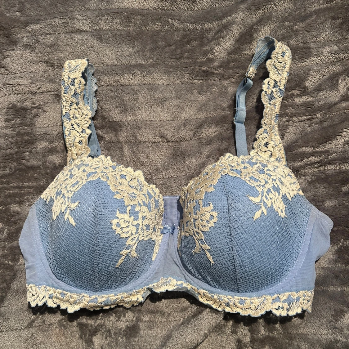 Blå spets-bh med broderade detaljer