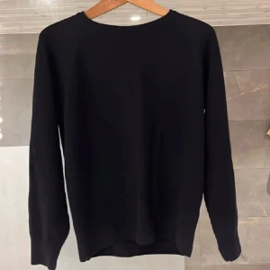 Svart stickad tröja från Oscar Jacobson - Är storlek M men sitter som storlek S! Nyskick! 