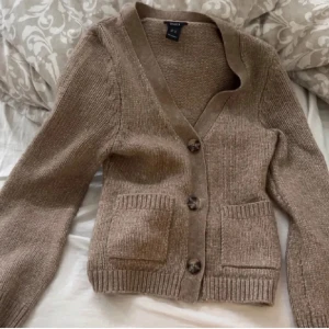 Beige stickad kofta från Lindex - Säljer denna jätte mysiga stickad kofta som är använt minst 2 ggr 💞