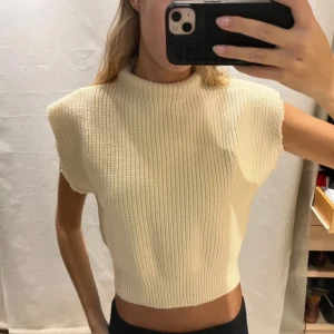 Polo tröja från Zara  - Super populär och snygg polo tröja från Zara i storlek S men passar även M 😗💗💗