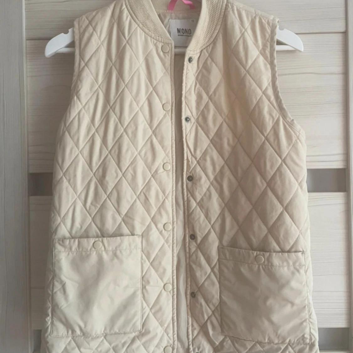 Beige quiltad väst från MONO