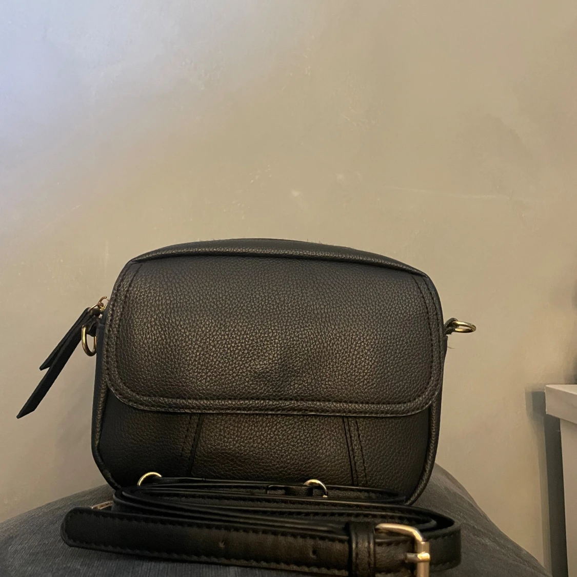 Svart axelväska i skinn med dragkedja - 1