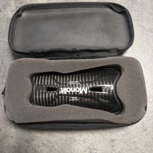 Monolit Carbon Shinguards - Monolit Carbon Shinguards i ett skyddande fodral. Tillverkade i kolfiber för maximal styrka och låg vikt. One size, Equilateral fit. Skick: mycket bra, inga synliga defekter eller slitage. Perfekt för dig som söker premium benskydd med snygg design och hög komfort. 14cm är dom 