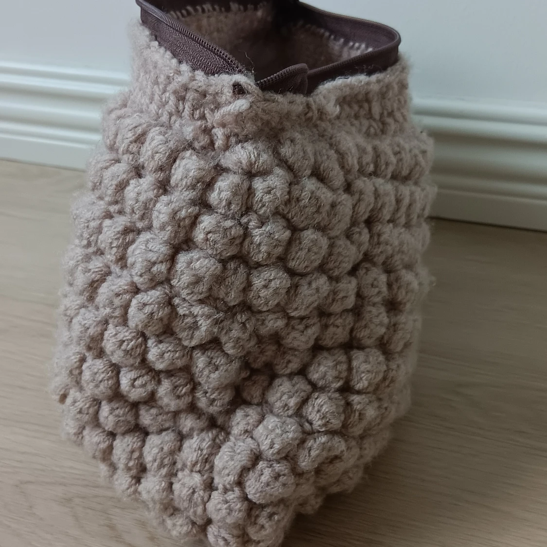 Beige virkad necessär med bubblig struktur - 1