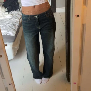 Mörkblå baggy jeans - Snygga mörkblå baggy jeans med låg midja! Har en ”blekt” design från och baktill på jeansen. Jeansen är i storlek 34 och är från BERSHKA 💙