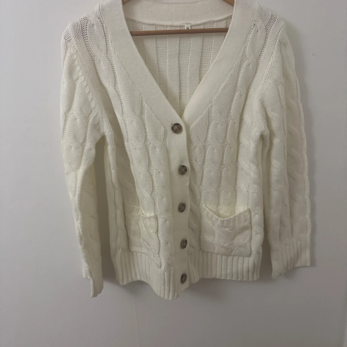 Vit stickad kofta med knappar