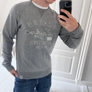 Replay indigo sweatshirt  - Replay indigo sweatshirt , inga defekter men är använd. Modellen är 180 cm och väger 75 kg och bär storlek M! 