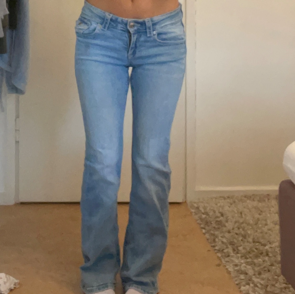 Ljusblå bootcut jeans med fickdetaljer