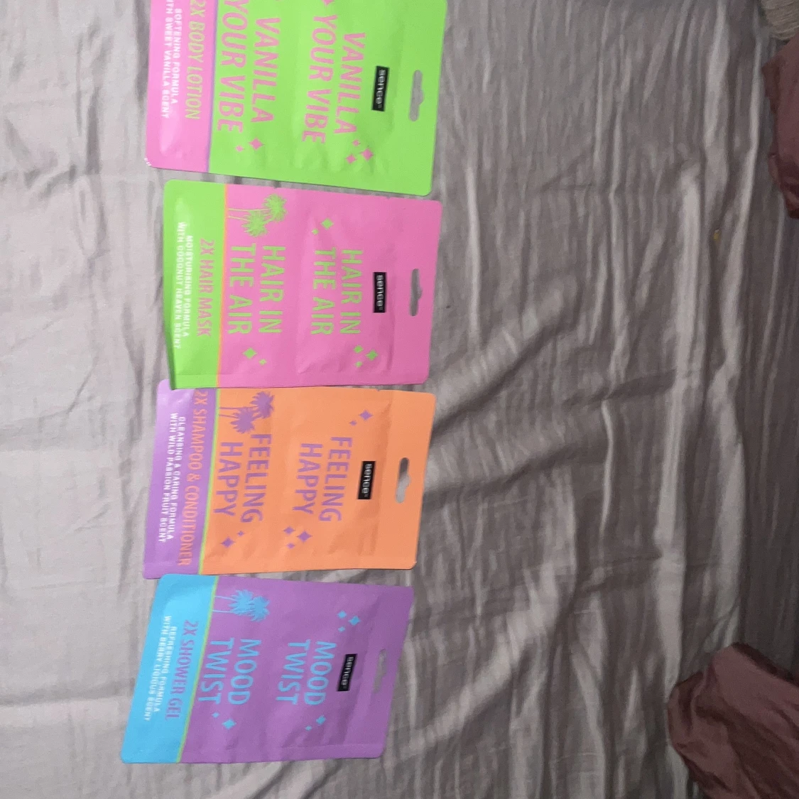 Färgglada sminkprodukter från Normal