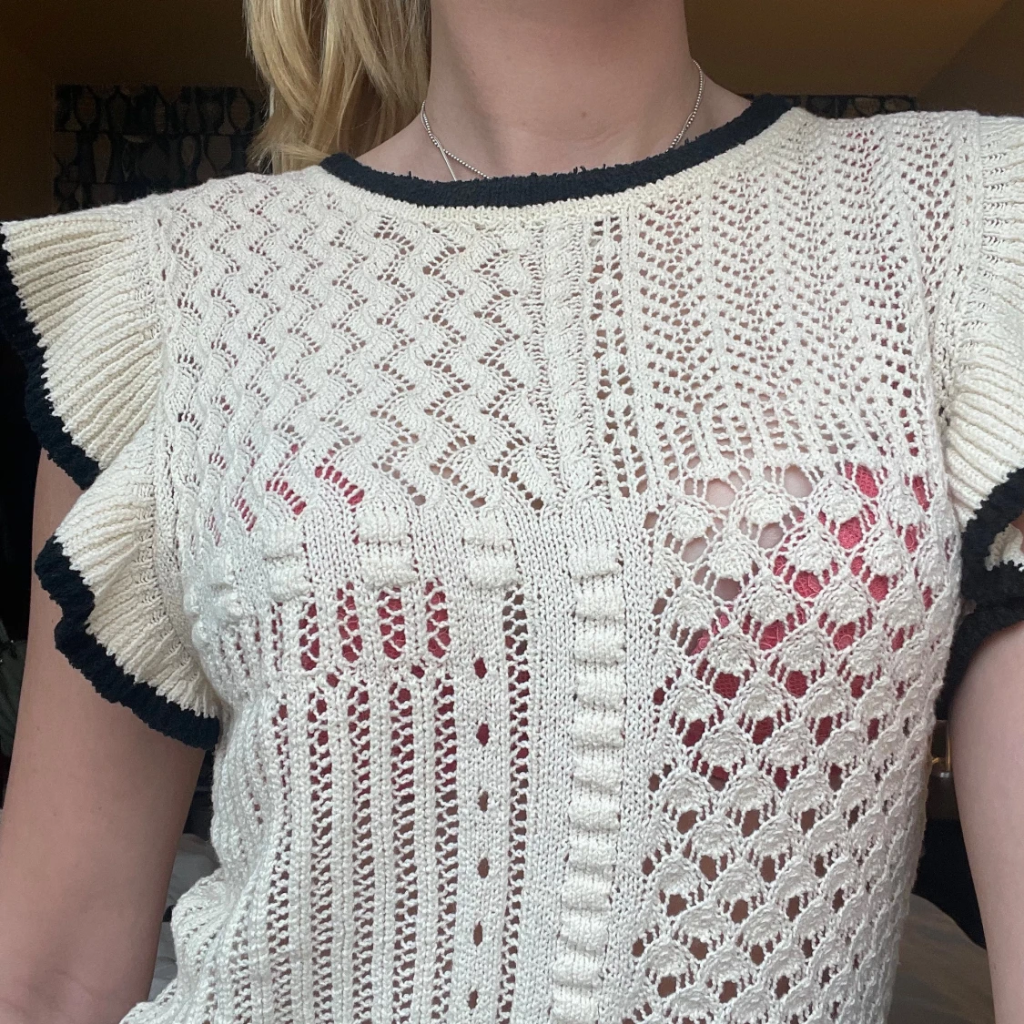 Vit stickad blus från Zara med volang - 1