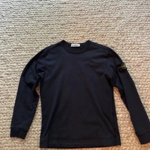 Stone Island tröja  - Köpt på bomulsfabriken och bara använt ett fåtal gånger. Den är i mycket bra skick😀