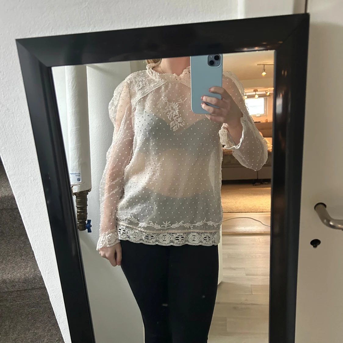 Vit spetsblus med broderi och prickar