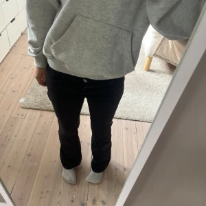 Svarta bootcut manchesterbyxor Lindex - Svarta manchesterbyxor från Lindex i storlek 152. Byxorna har bootcut-modell med lätt utsvängda ben och klassisk femficksdesign. Stängs med dragkedja och knapp. Perfekta för dig som gillar en retro och chill stil.