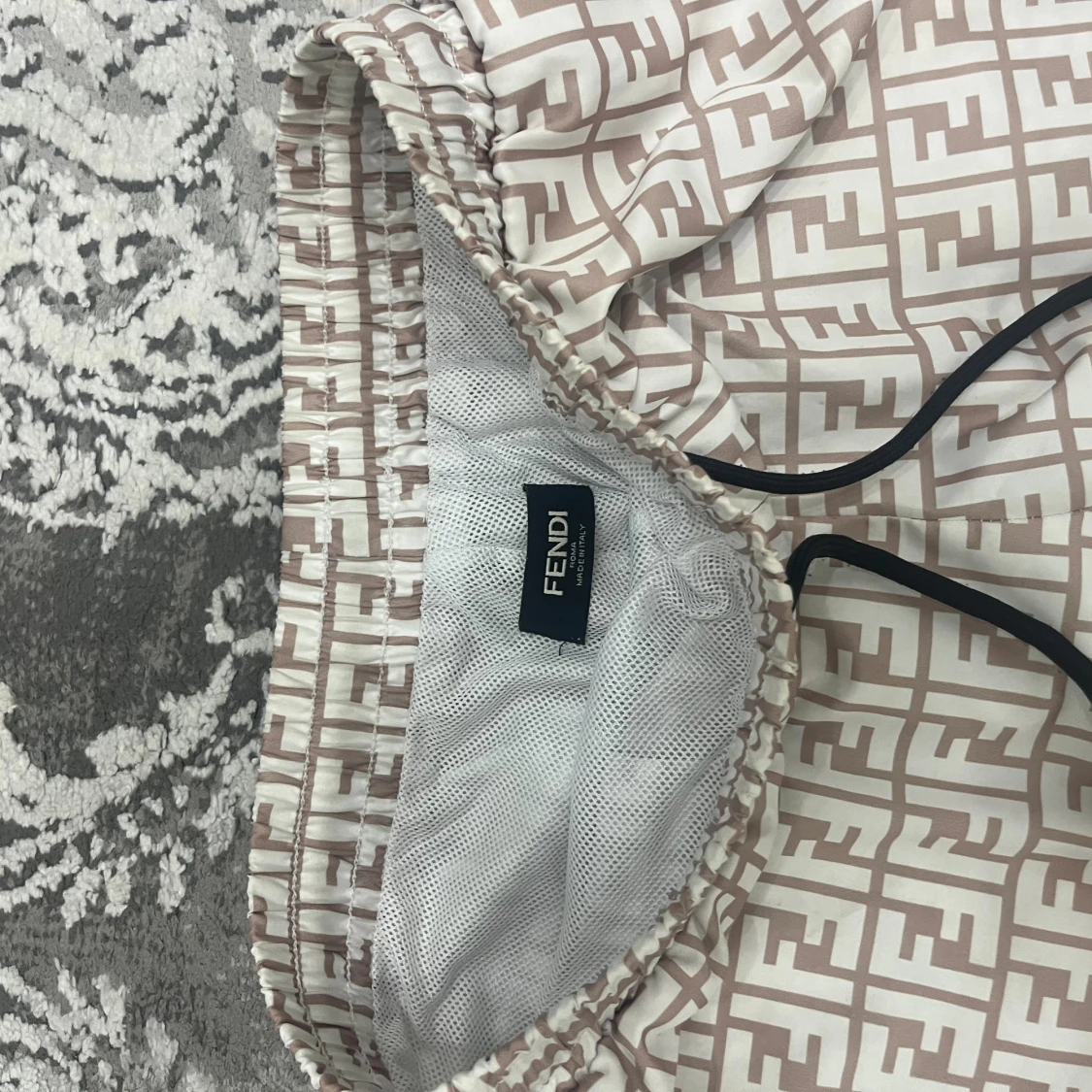 Beige och vita Fendi shorts med logomönster - 3