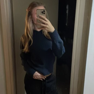 Blå  - Blå fin stickad. 